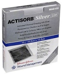 MEDICAZIONE IN CARBONE ATTIVO CON ARGENTO ACTISORB SILVER 10,5X10,5 CM 3 PEZZI - Luckyfarma.it