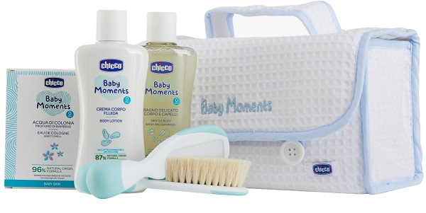 CHICCO BABY MOMENTS BEAUTY MANIGLIA AZZURRO BAGNO DELICATO CORPO-CAPELLI PELLI DELICATE 200 ML + CREMA CORPO PELLI DELICATE 200ML + ACQUA DI COLONIA BABY SMELL PELLI DELICATE 100ML - Luckyfarma.it