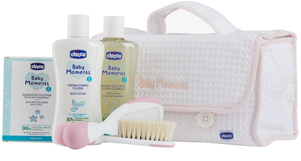 CHICCO BABY MOMENTS BEAUTY MANIGLIA ROSA BAGNO DELICATO CORPO-CAPELLI PELLI DELICATE 200 ML + CREMA CORPO PELLI DELICATE 200 ML + ACQUA DI COLONIA BABY SMELL PELLI DELICATE 100 ML - Luckyfarma.it